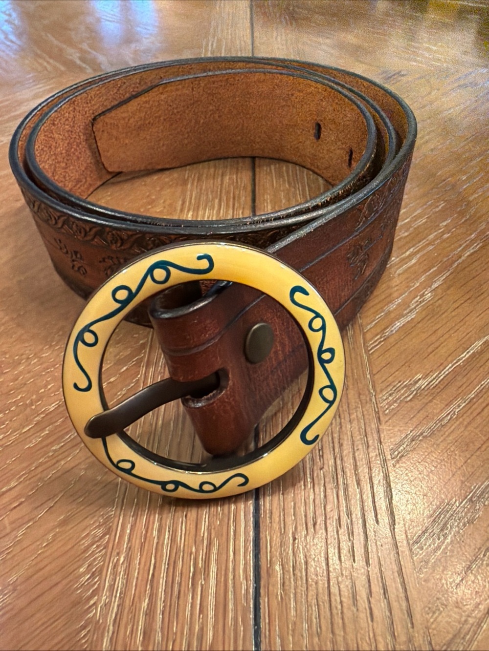 Vintage Gap Y2K brown tooled belt with enamel buckle